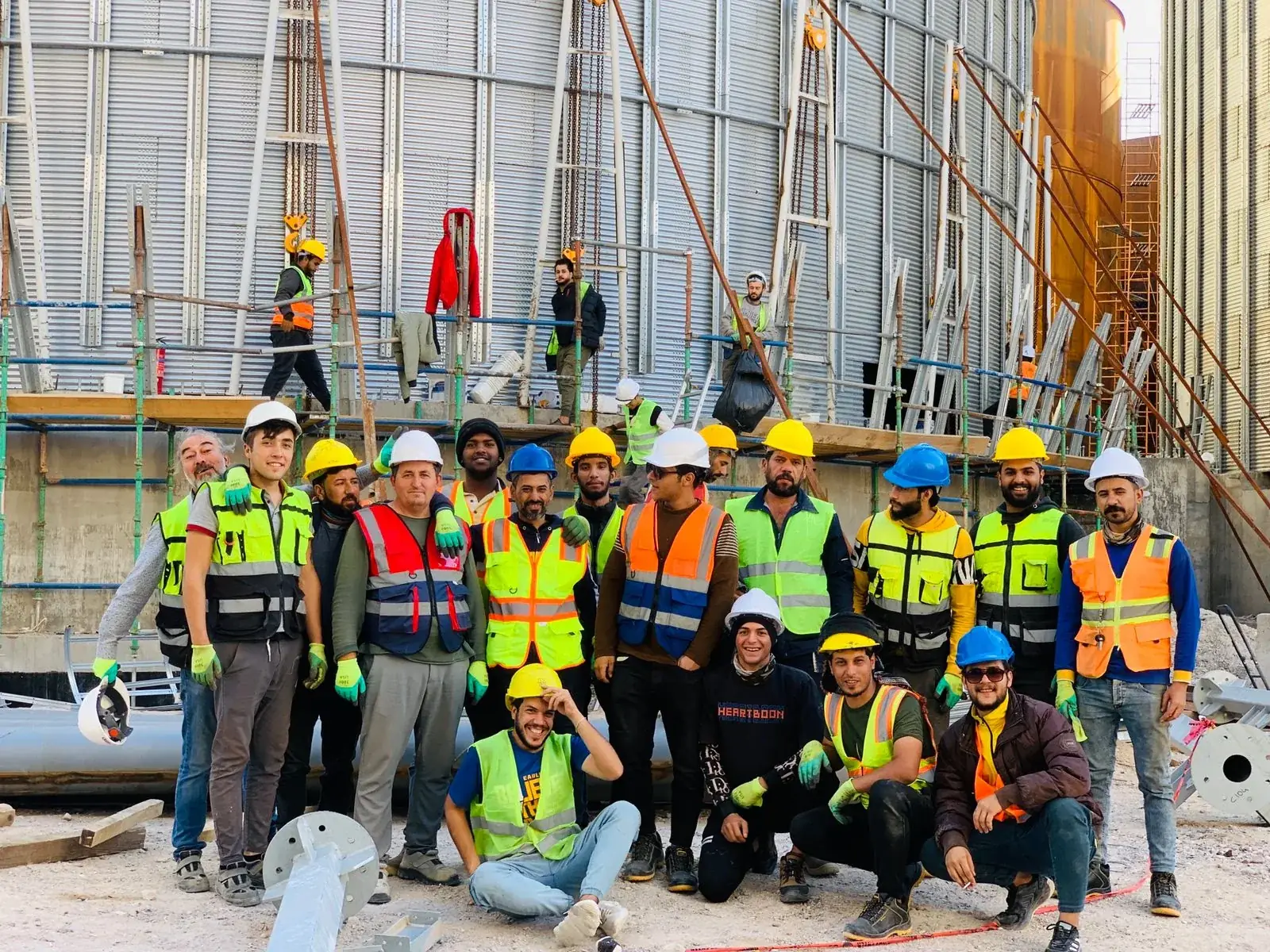Silo sahasında çalışan ekip